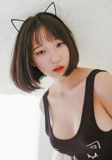 老头边吃奶边弄进去呻吟的视频